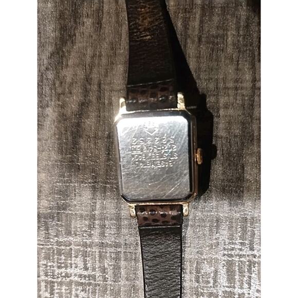 READY TO WEAR Dainty Neo Vintage 1980s SEIKO Roman Dial Quartz Tank Watch Women